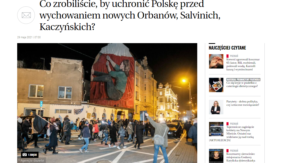 Zrzut ekranu prezentujący artykuł na stronie Gazeta.pl, ze zdjęciem uczestnieczek czarnego protestu w Poznaniu. Kobiety maszerują po zmroku, w okolicy muralu na kamienicy, przedstawiającego Polkę, zszywająca polską flagę.