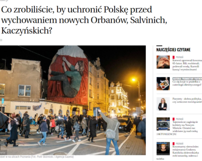 02 Zrzut ekranu prezentujący artykuł na stronie Gazeta.pl, ze zdjęciem uczestnieczek czarnego protestu w Poznaniu. Kobiety maszerują po zmroku, w okolicy muralu na kamienicy, przedstawiającego Polkę, zszywająca polską flagę.